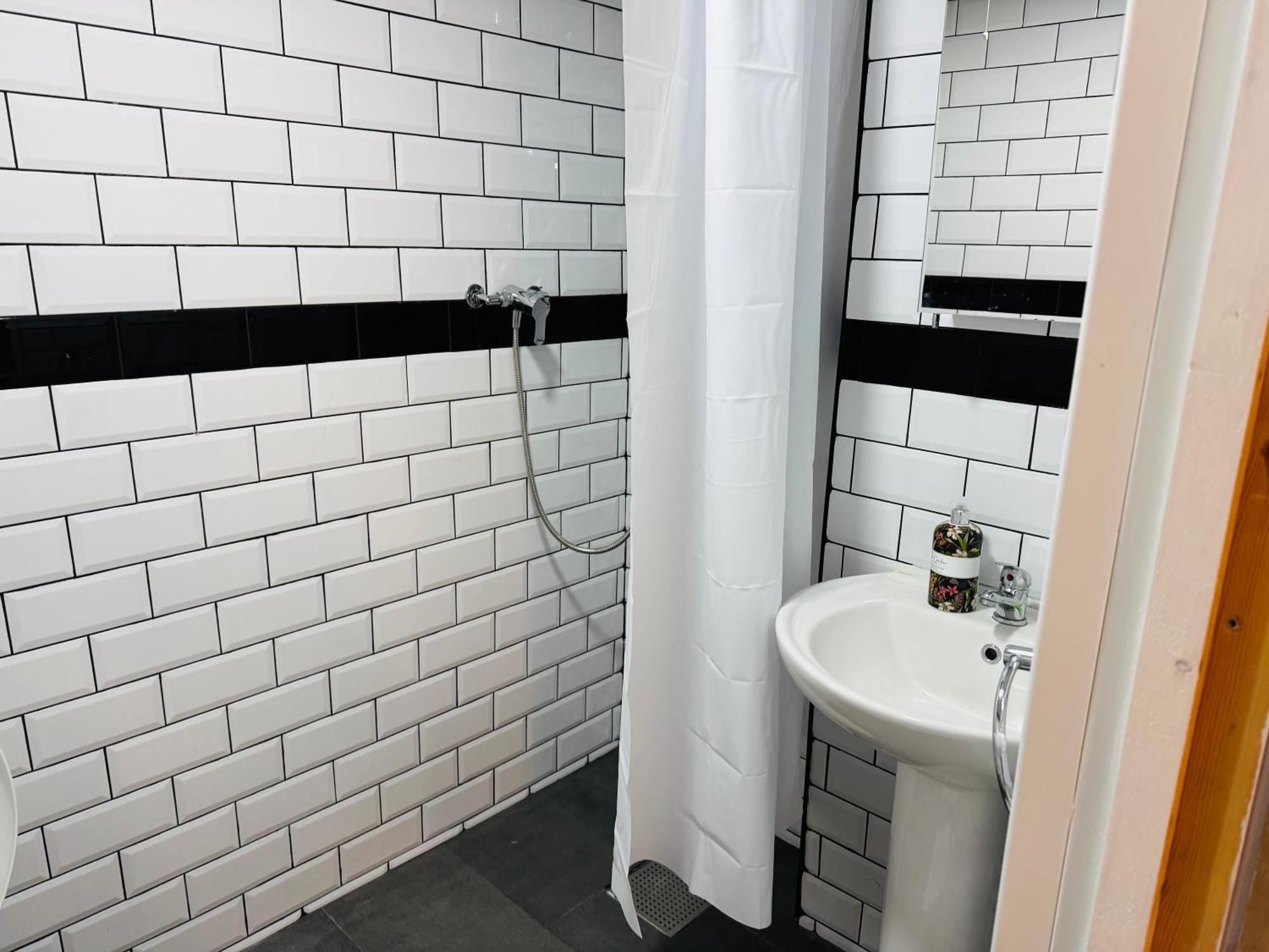 Hotels 24-7 - The Old Victoria Hotel Newport  Ngoại thất bức ảnh